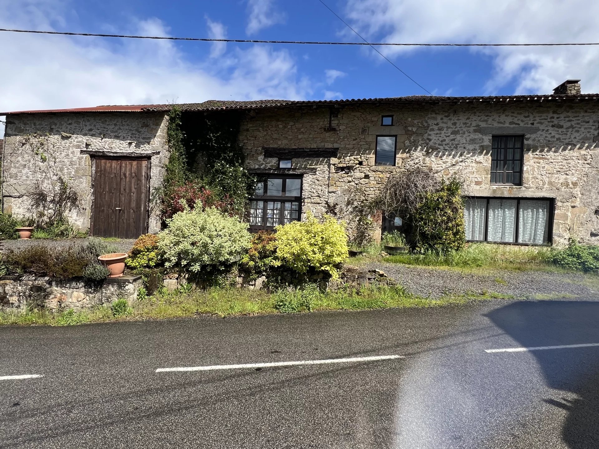 Jolie maison en pierre dans un endroit recherché