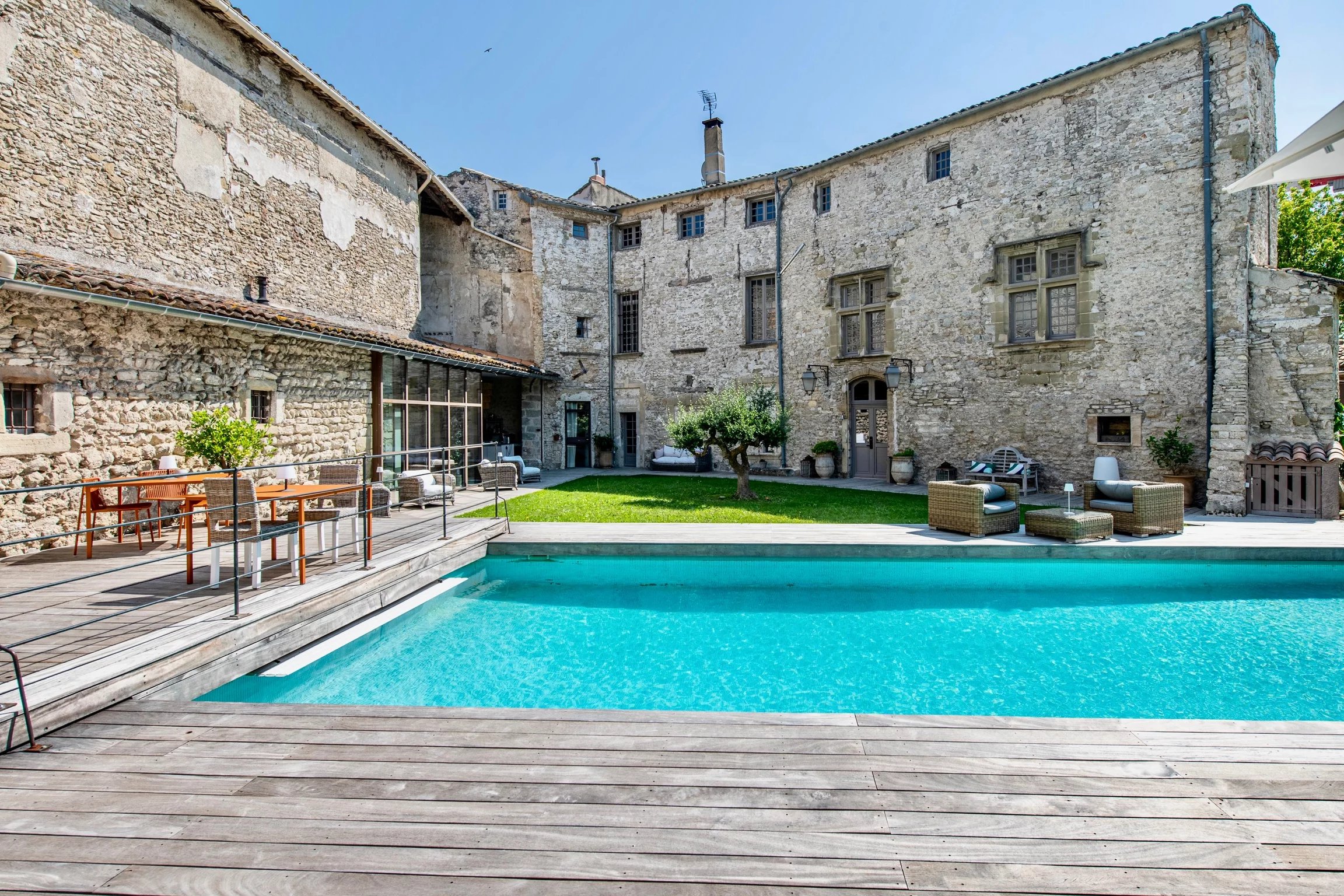 L’Isle-sur-la-Sorgue – 17th-century mansion/guest house with swimming pool. - 21434lr