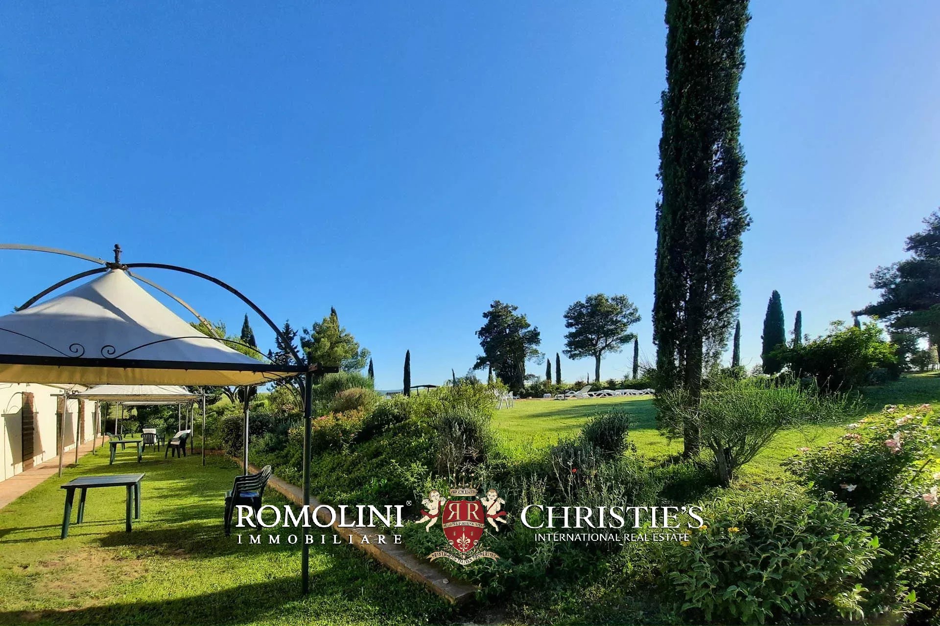 VILLA CON PISCINA E VIGNETO IN VENDITA A SIENA, TOSCANA