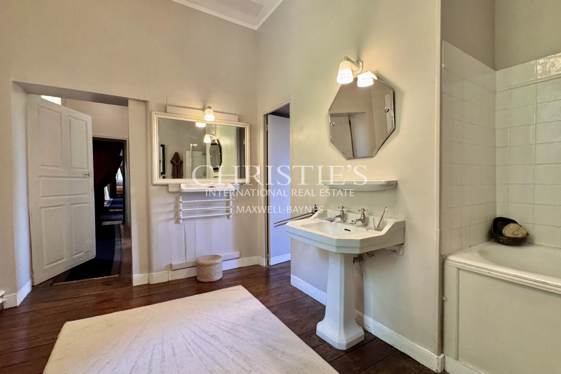 6 Bedroom Villa/Townhouse's Image 32