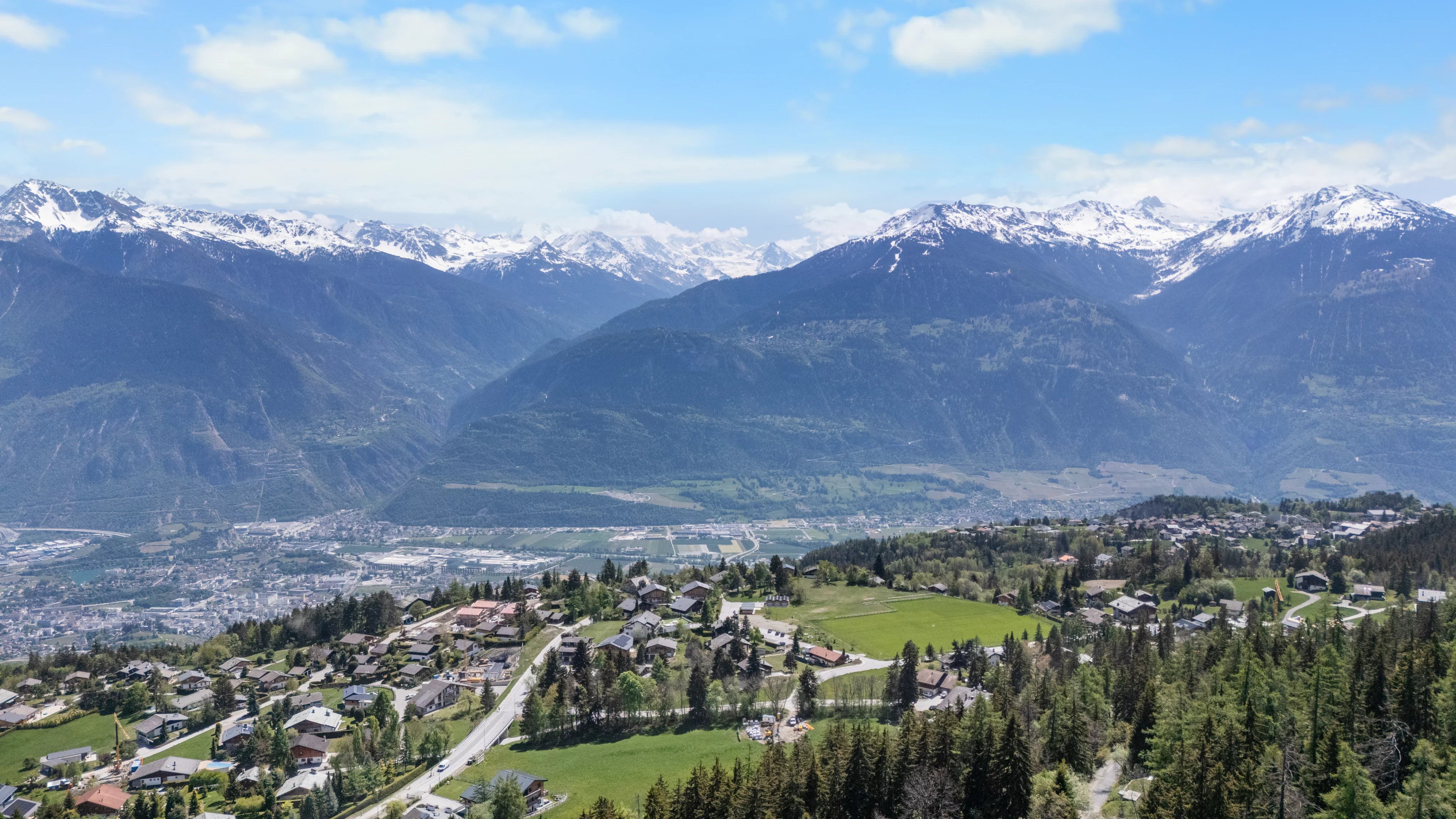 Magnificent 4-bedroom apartment with stunning views and 4 parking places.