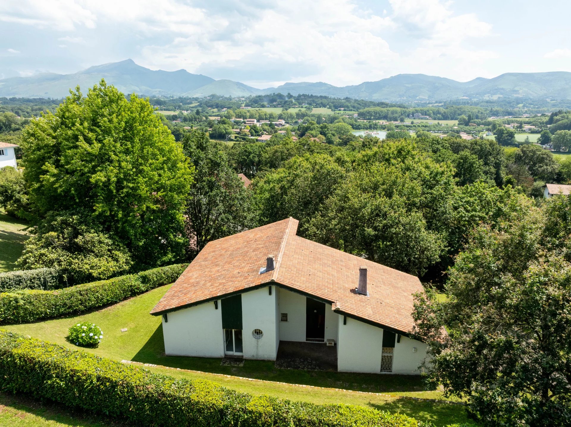 CIBOURE-BORDAGAIN, 200 M² HOUSE WITH MOUNTAIN VIEWS - picture 1