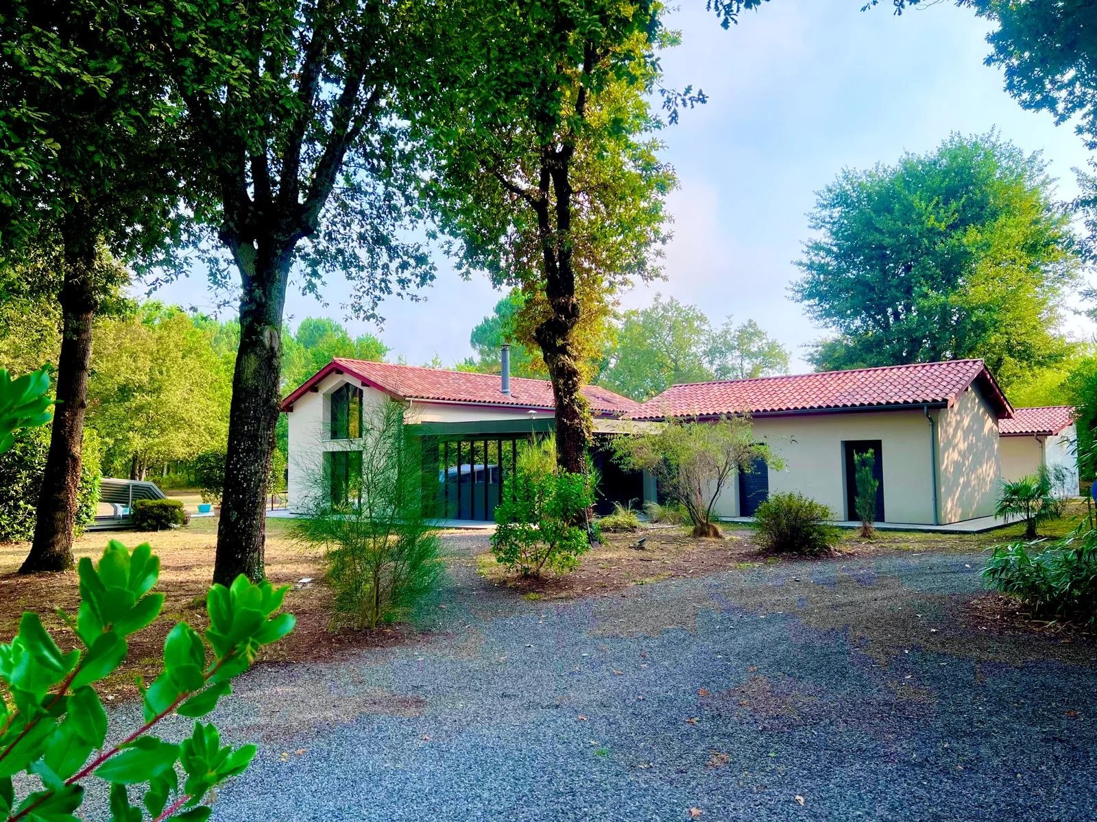 LAC DE SANGUINET - PROPERTY ON A LARGE PLOT WITH SWIMMING POOL