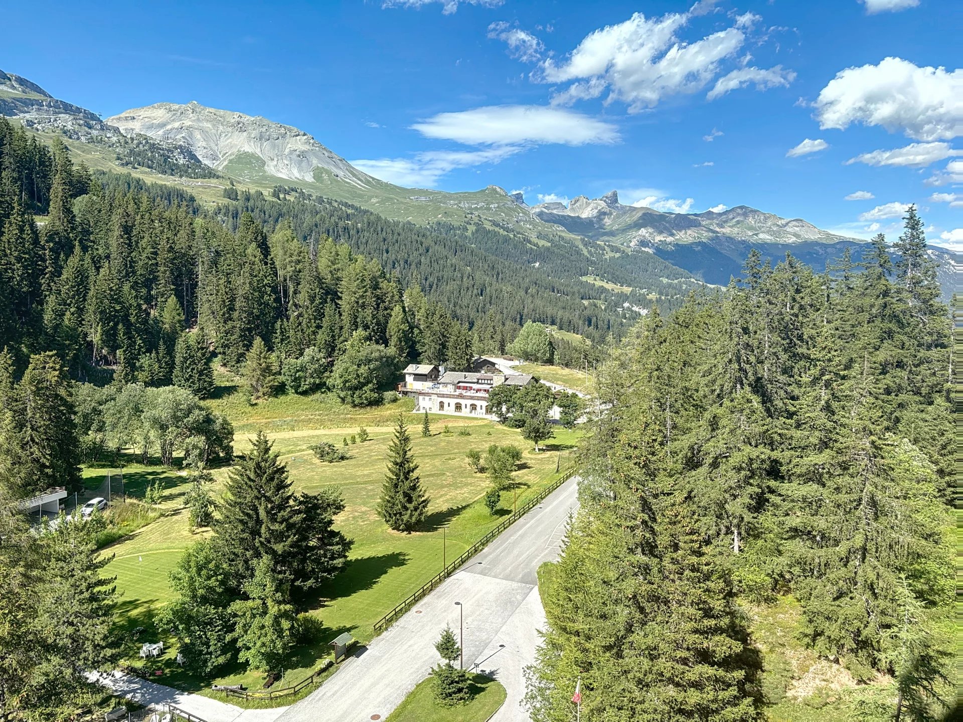 Deux magnifiques appartements de standing reliés avec une avec une vue panoramique sur les Alpes