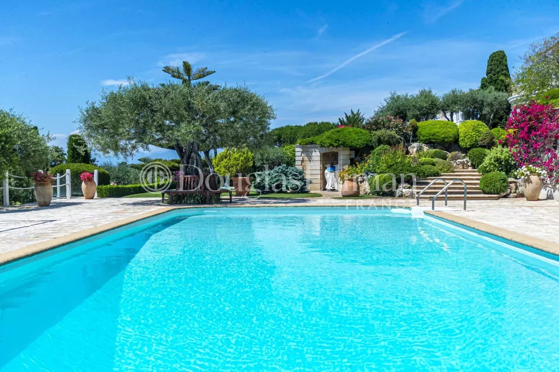 CAP D&rsquo;ANTIBES – Villa de prestige avec vue mer panoramique - Image nᵒ3