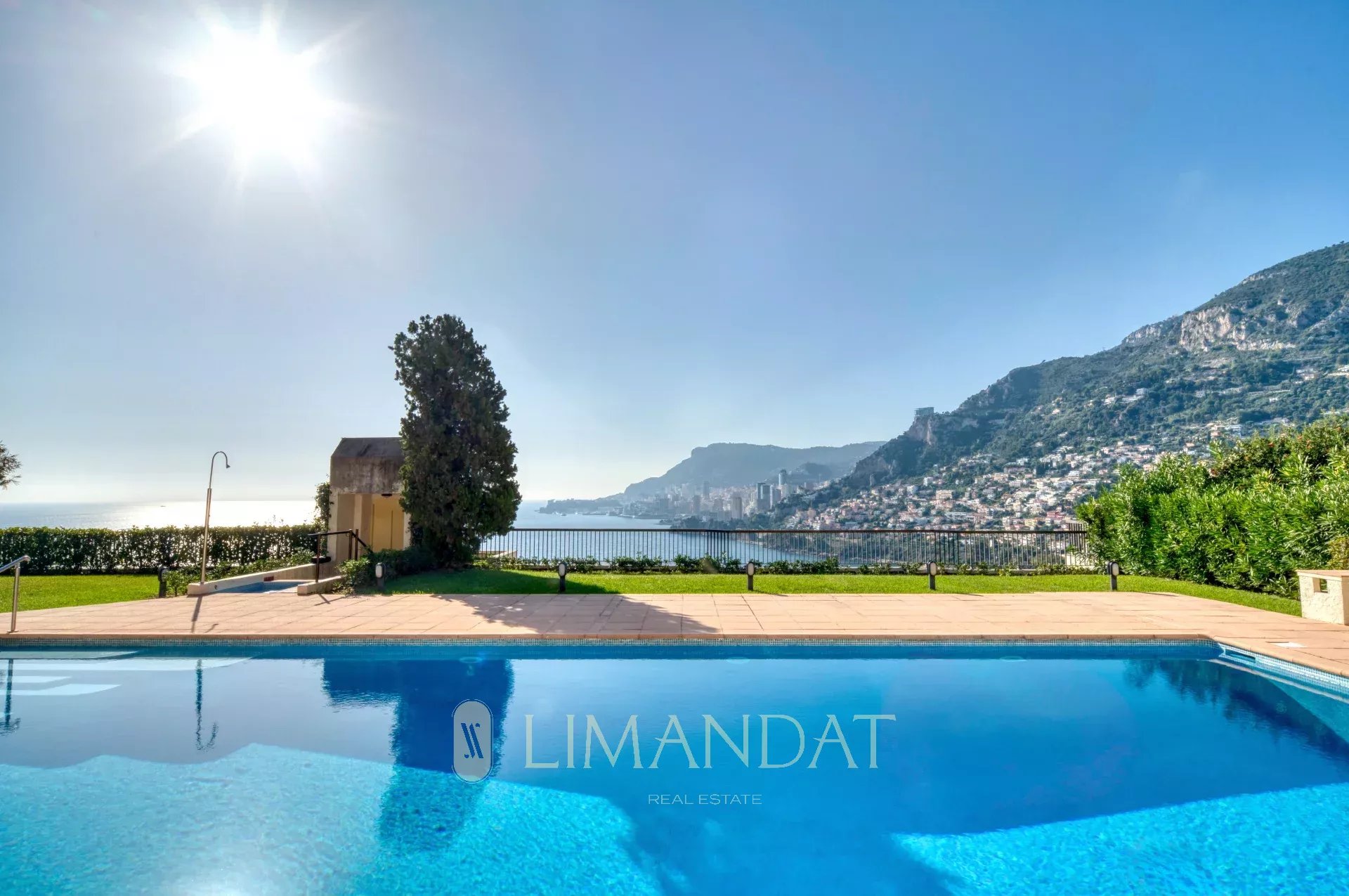 Roquebrune Cap Martin - Plateau du Cap. 3-room renovated, 102.29 sqm, sea view and Monaco, terrace, loggia, garage, cellar, swimming pool.