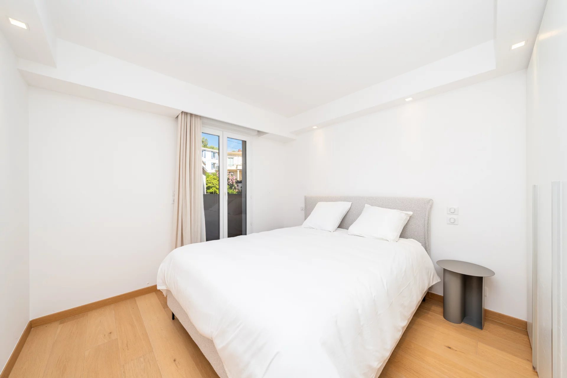 SUPERB PENTHOUSE WITH PANORAMIC SEA VIEW — 3 GARAGES — CANNES CENTRE