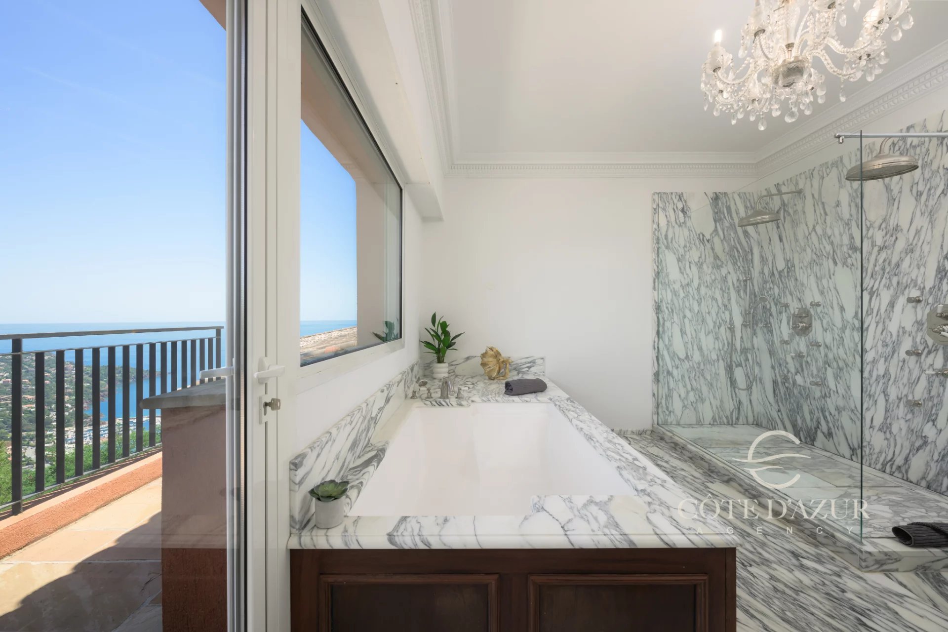 Exceptional property with panoramic sea views 20