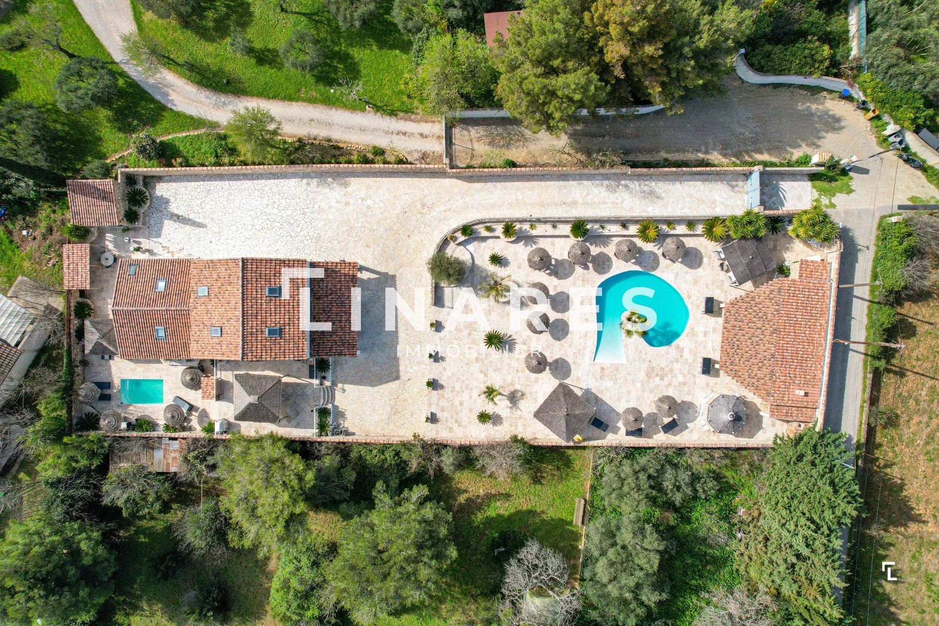 L'IMPRENABLE - Maison T8 de  200m²  - Annexe de 25m² - Parcelle 1600m² - 13013 Les Médecins