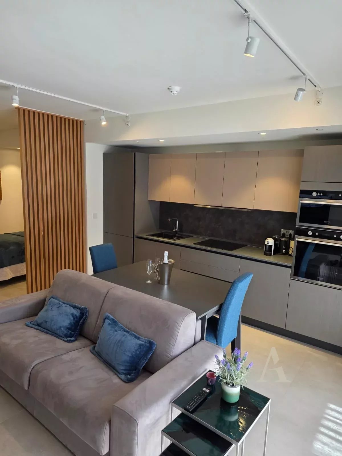 High-End Studio Apartment in Mercury Suites