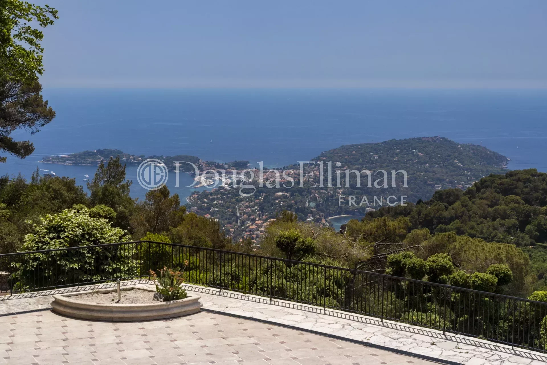 Villefranche-sur-Mer : Exceptionnel domaine de 3 HA avec piste d&rsquo;hélicoptère - Image nᵒ2