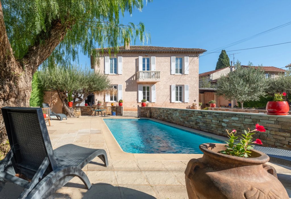 Villa for sale in Cannes La Bocca — Cannes La Bocca – House with swimming pool and garden
