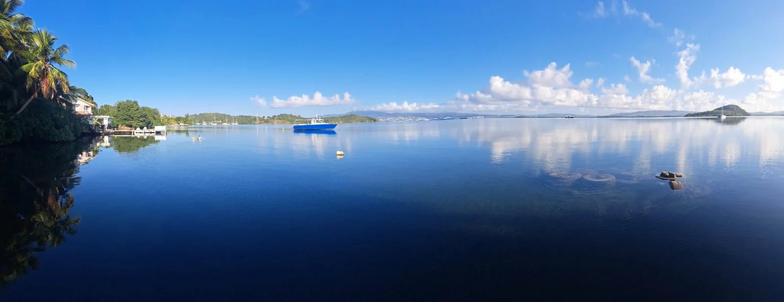 PIED DANS L EAU/ EXCEPTIONNELLE VILLA AVEC PONTON PRIVE