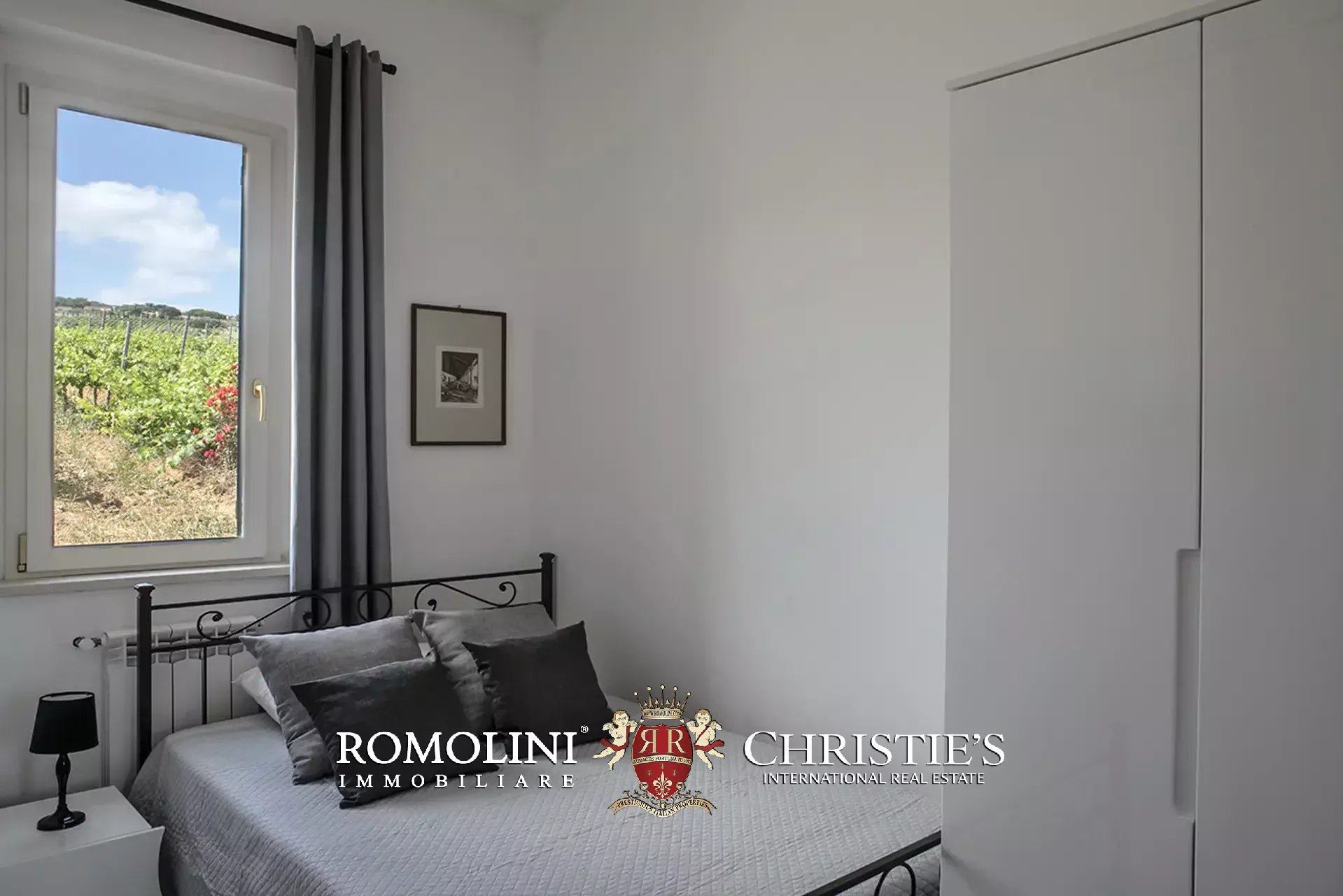 2 Bedroom Vineyard's Image 21