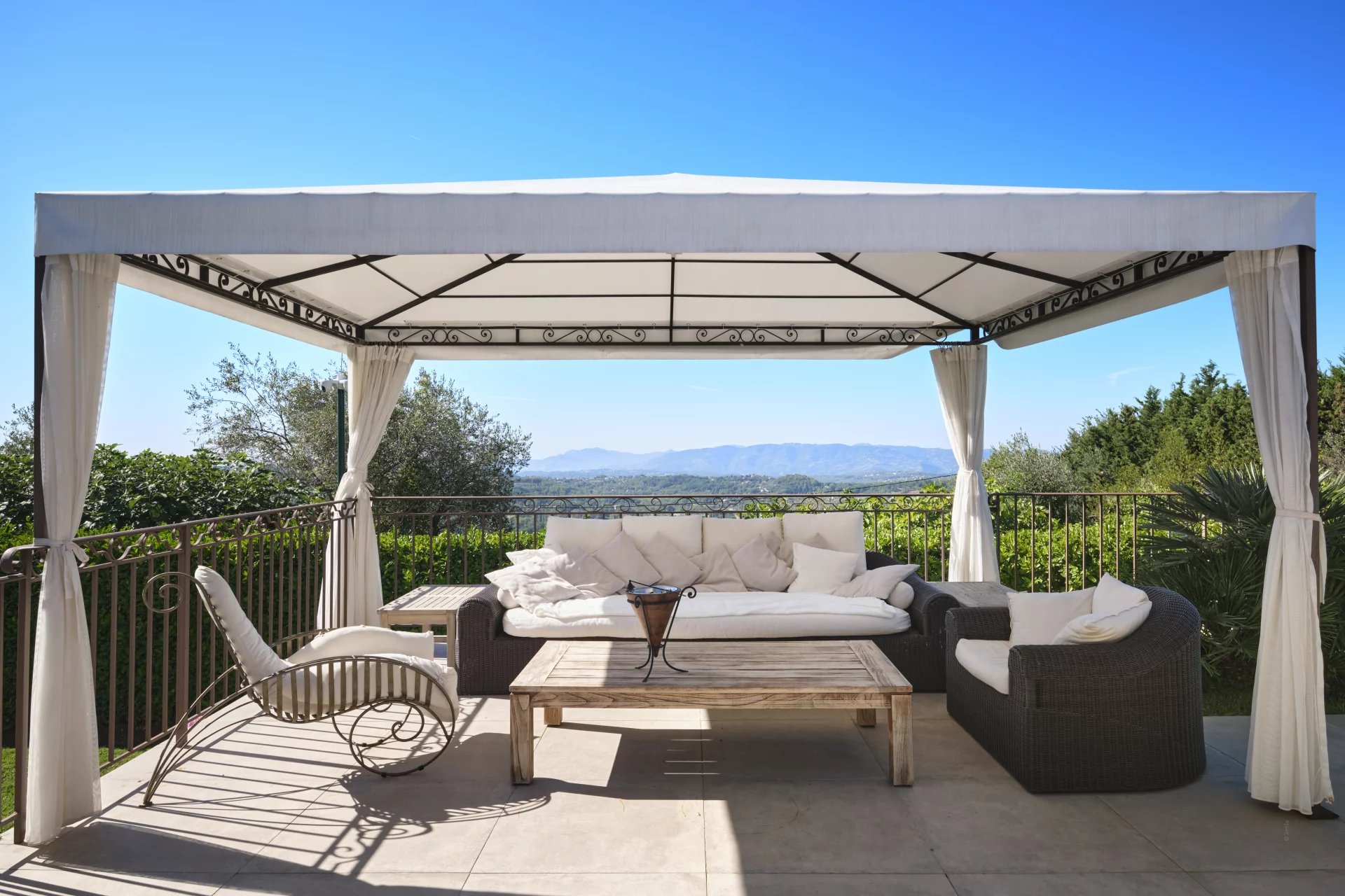 Chateauneuf-Grasse - Elegant villa with guest house and spectacular views of the hills and the sea