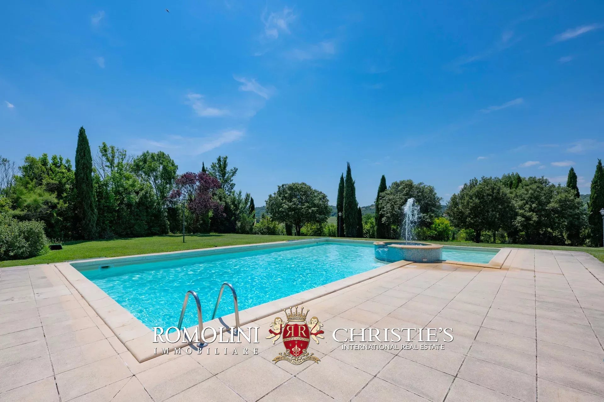 5 Bedroom Villa/Townhouse's Image 3