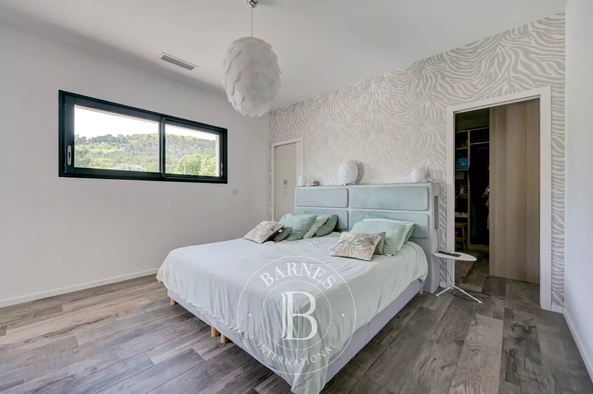 2NEAR AIX-EN-PROVENCE – CONTEMPORARY HOUSE 4,747 SQ FT – 7 BEDROOMS – HEATED SWIMMING POOL – LANDSCAPED GARDEN 0.99 ACRES – ABSOLUTE TRANQUILLITY - picture 13