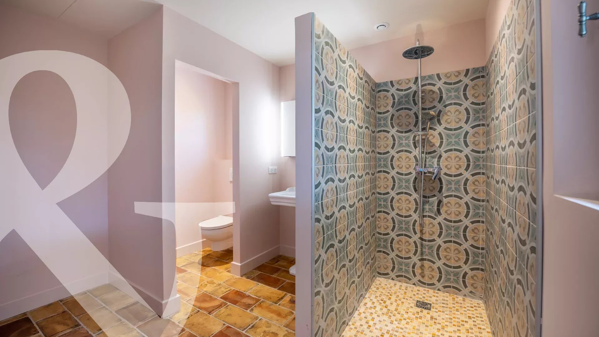 A QUELQUES MINUTES A PIED DU VILLAGE