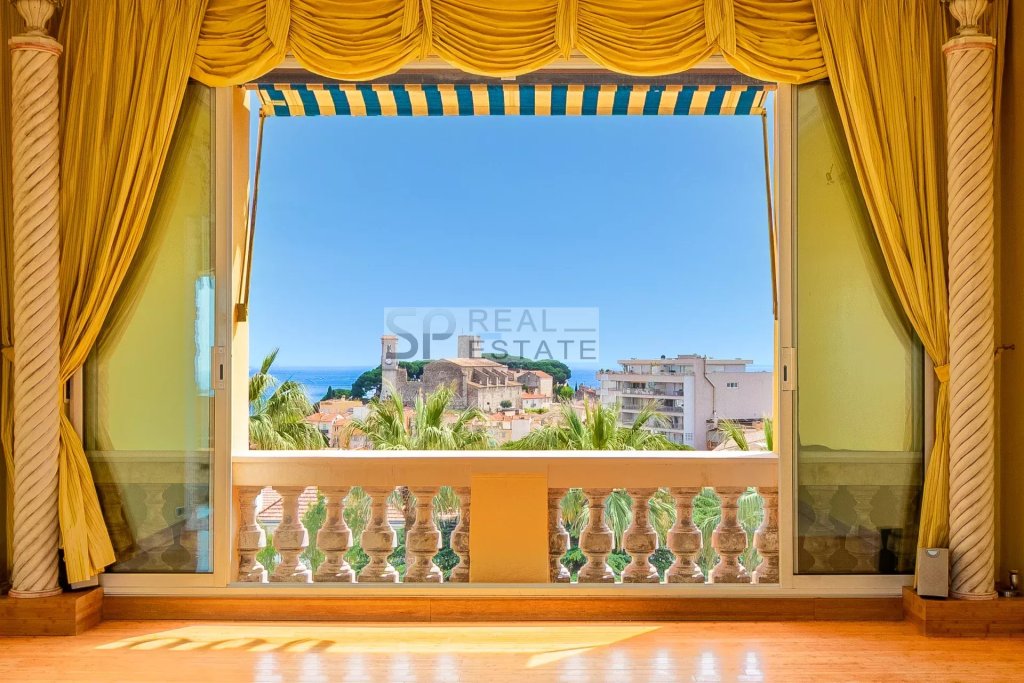 Apartment for sale in Cannes — Large 2 p panoramic sea view city centre