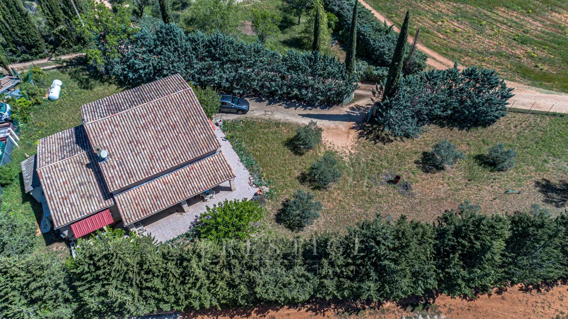 COTIGNAC proximité du centre commercial, villa 150m², terrain plat 1589m²