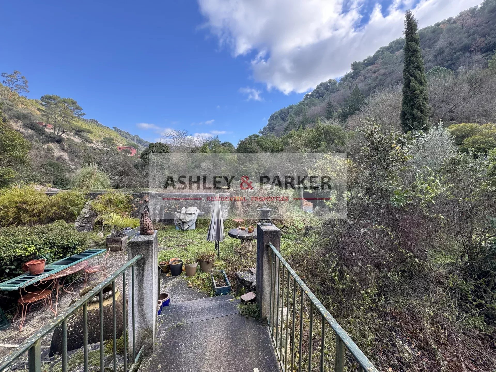 Proprietà con 8661m2 di terreno edificabile