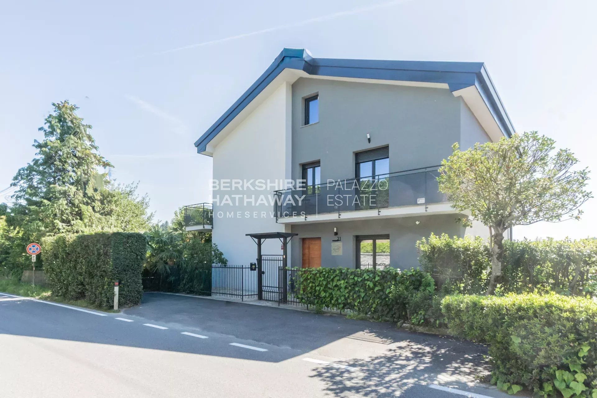 Villa bifamiliare con giardino a Biandronno, a pochi passi dal Lago di Varese