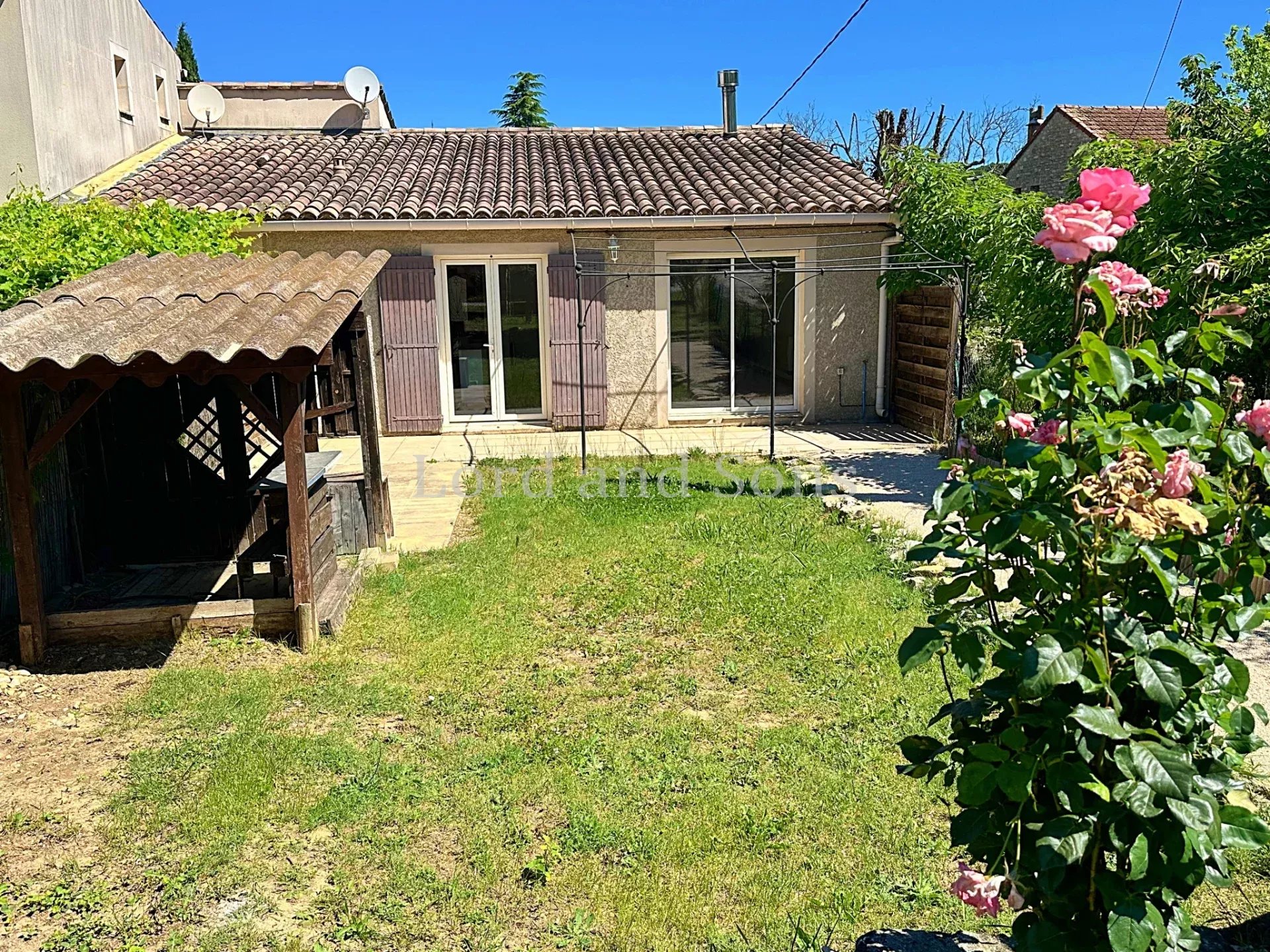 Charmante Maison de Plain-Pied à Entrechaux avec Jardin Clos