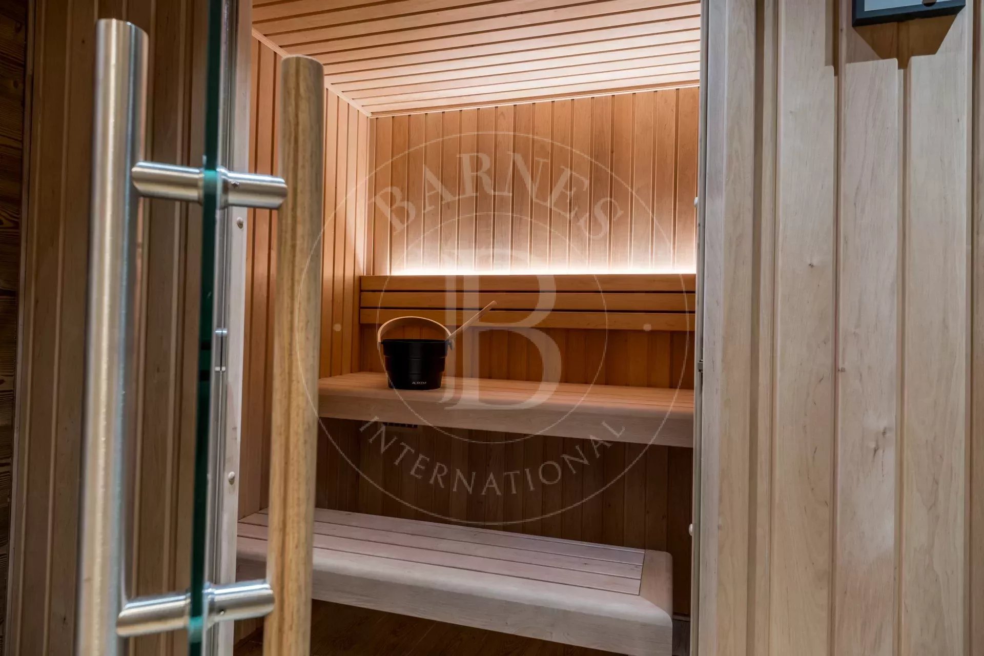 Renovated Chalet -4 Bedrooms Ski-In/Ski-Out - Courchevel la Tania