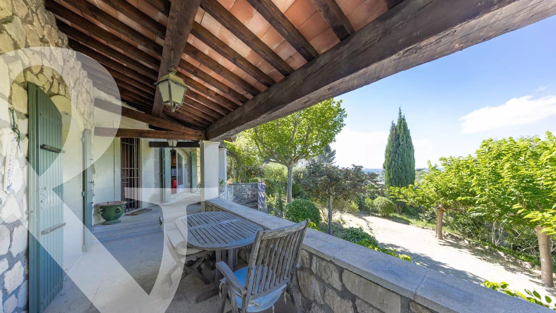 MAISON EN POSITION DOMINANTE