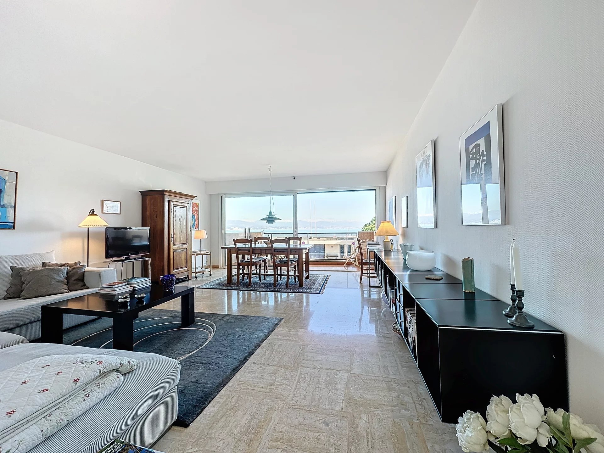 CAP D’ANTIBES : APPARTEMENT EN PARFAIT ÉTAT SITUÉ EN FRONT DE MER.