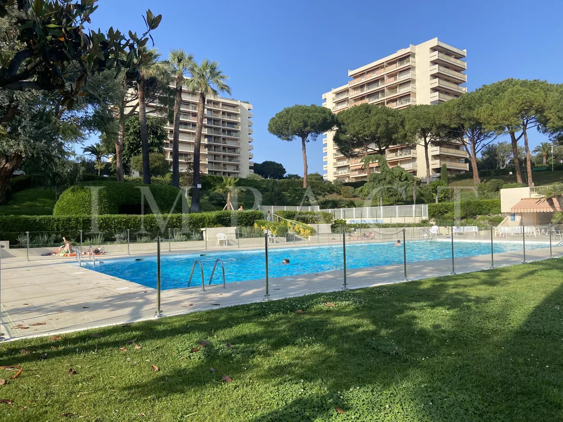 Juans-Les-Pins - Studio rénové à louer meublé à l'année
