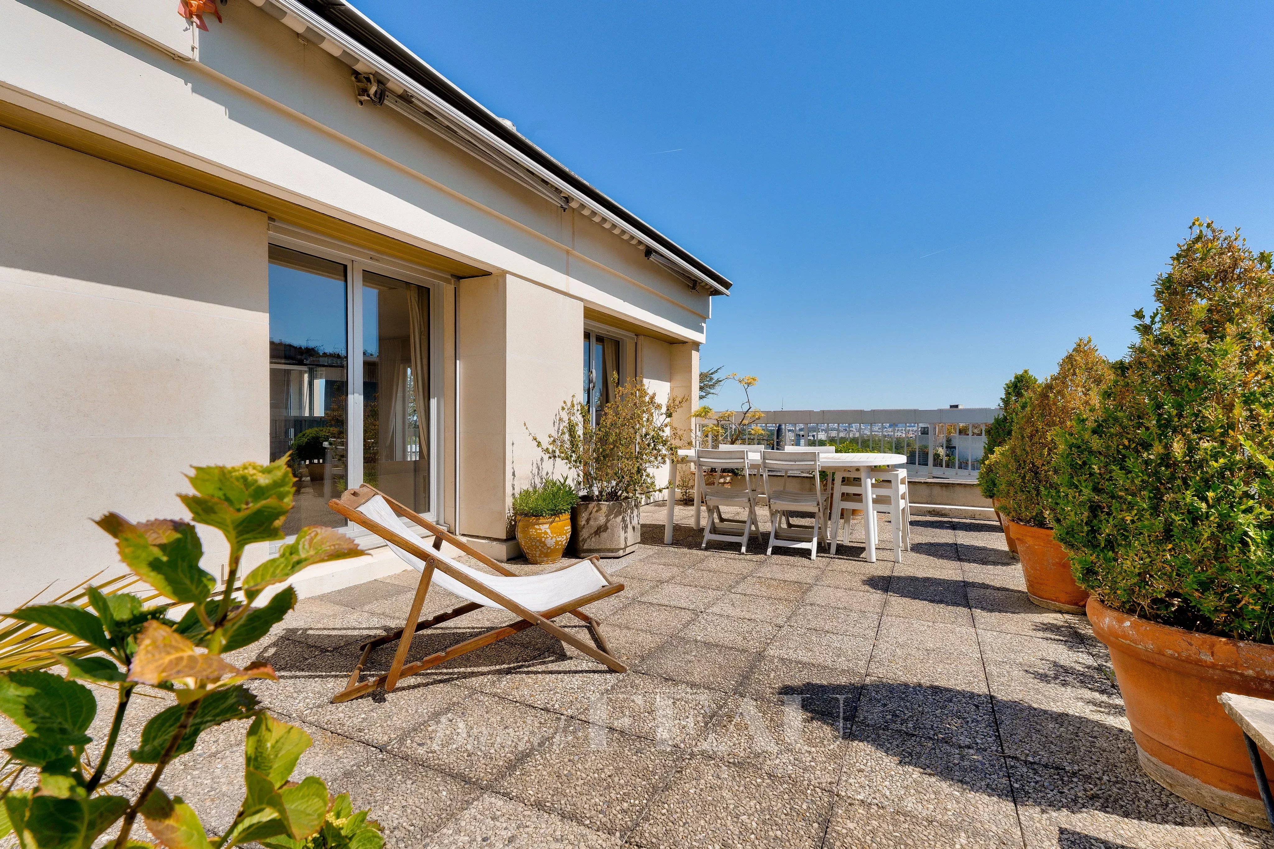 Saint-Cloud  -  A 4-bed apartment with a terrace - Top floor, terrace.