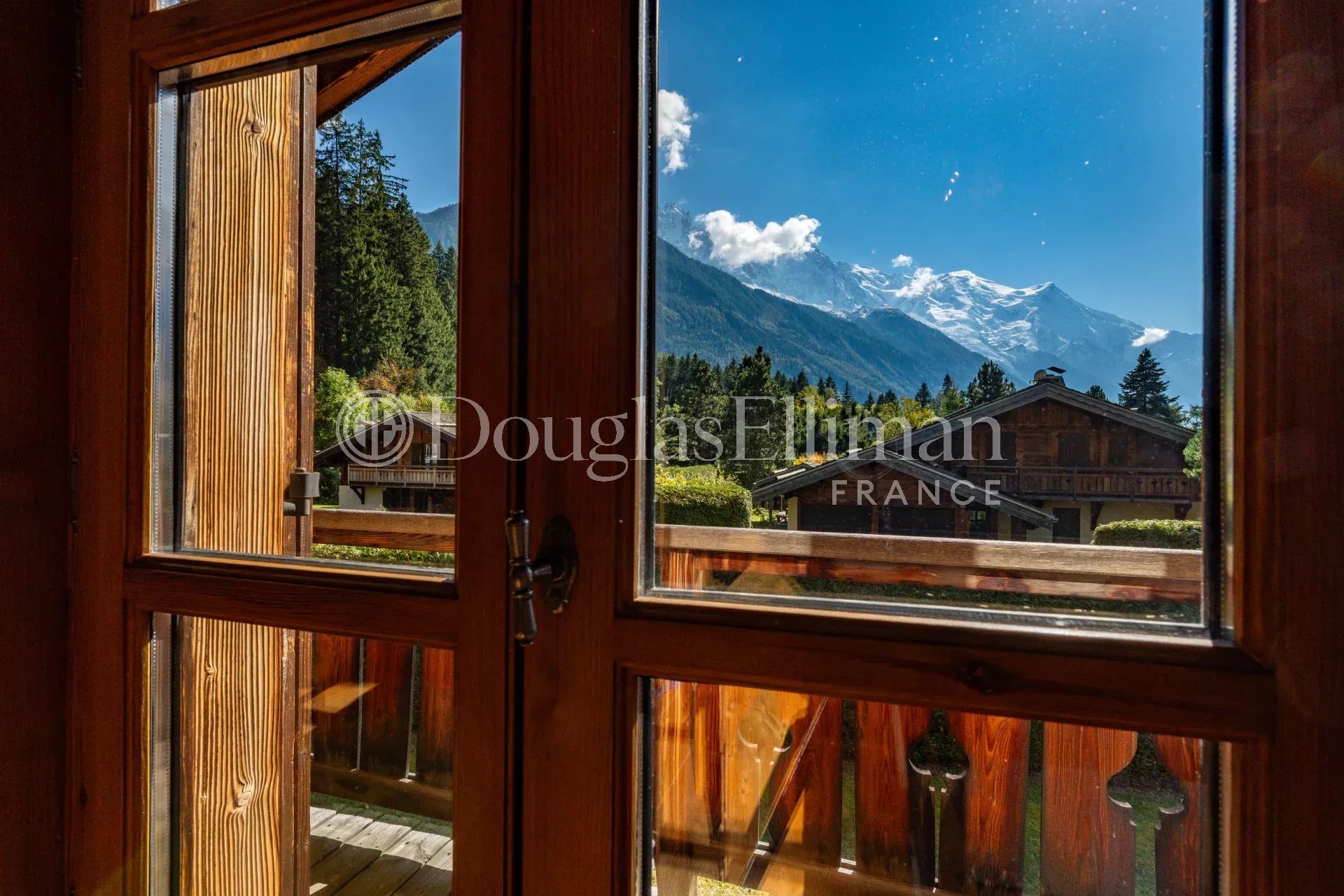 CHAMONIX – Classic alpine chalet with 6 bedrooms - Picture n°3