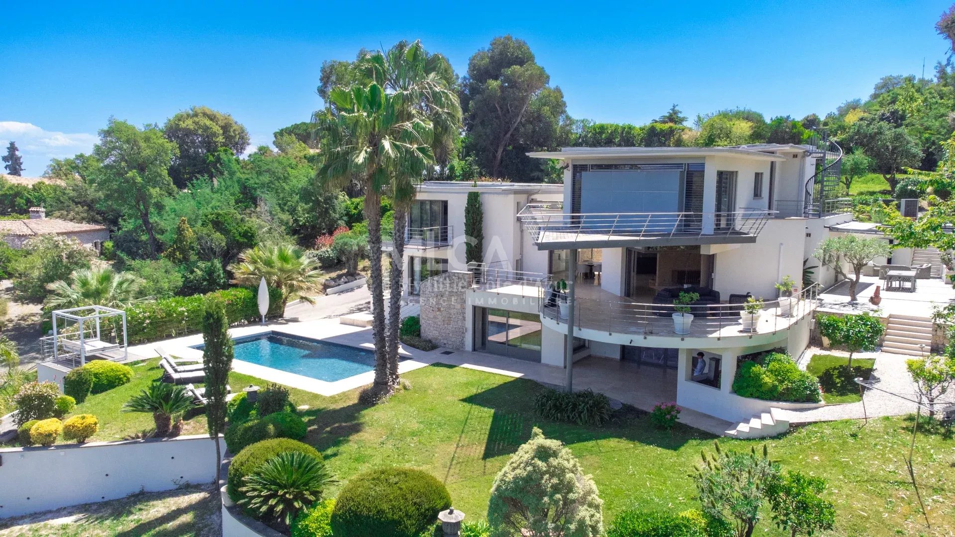 SUPER CANNES - VILLA CONTEMPORAINE AVEC CINEMA ET SPA