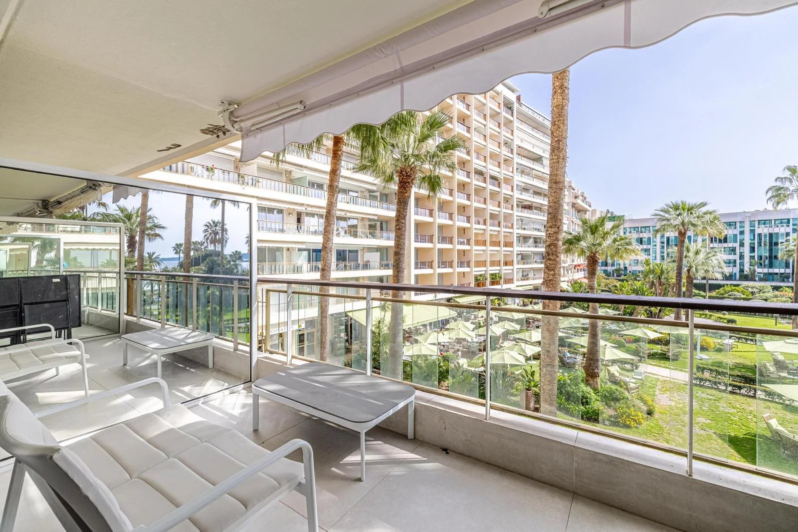 Contemporary Apartment – Cannes Croisette