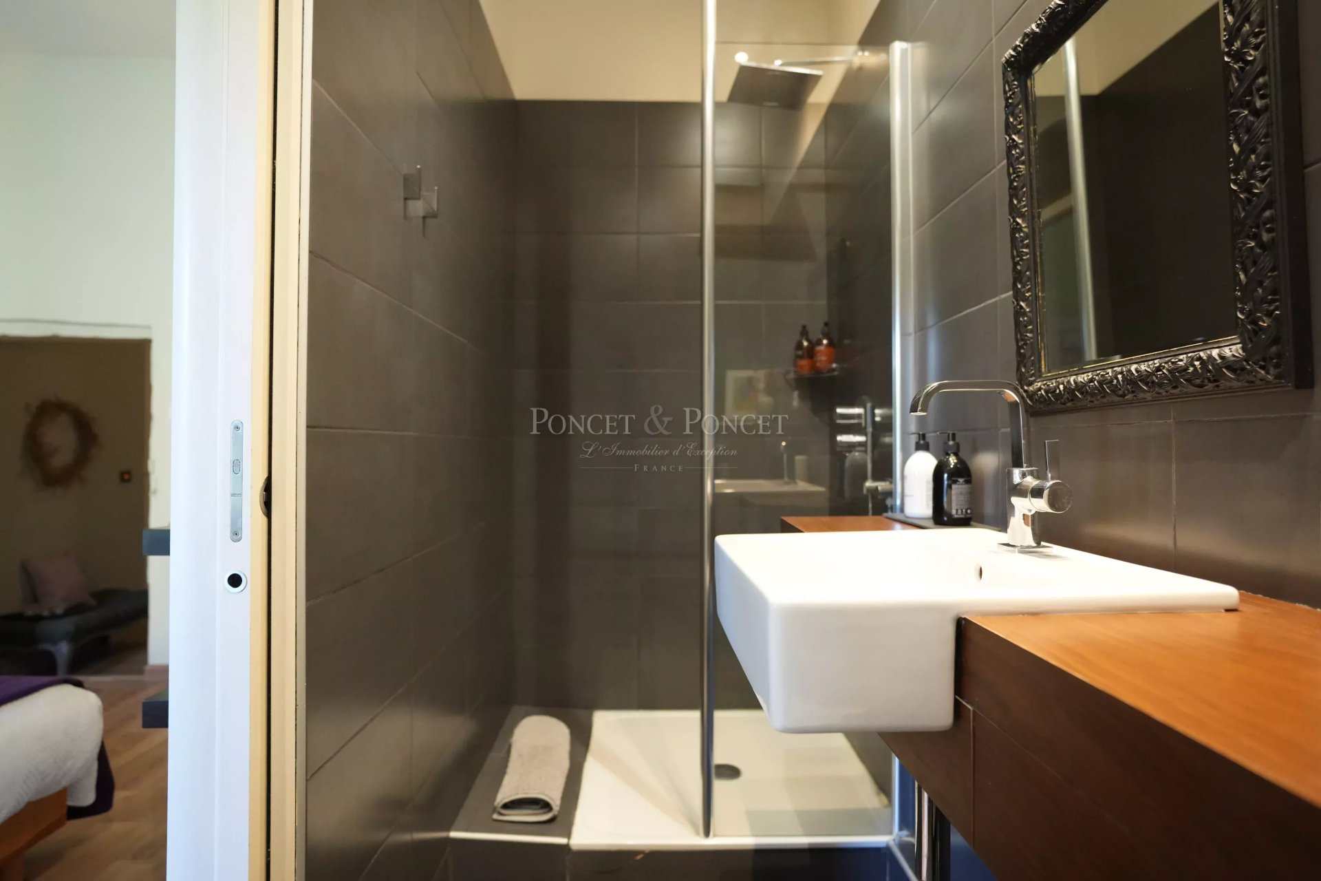 6 Bedroom Villa/Townhouse's Image 12