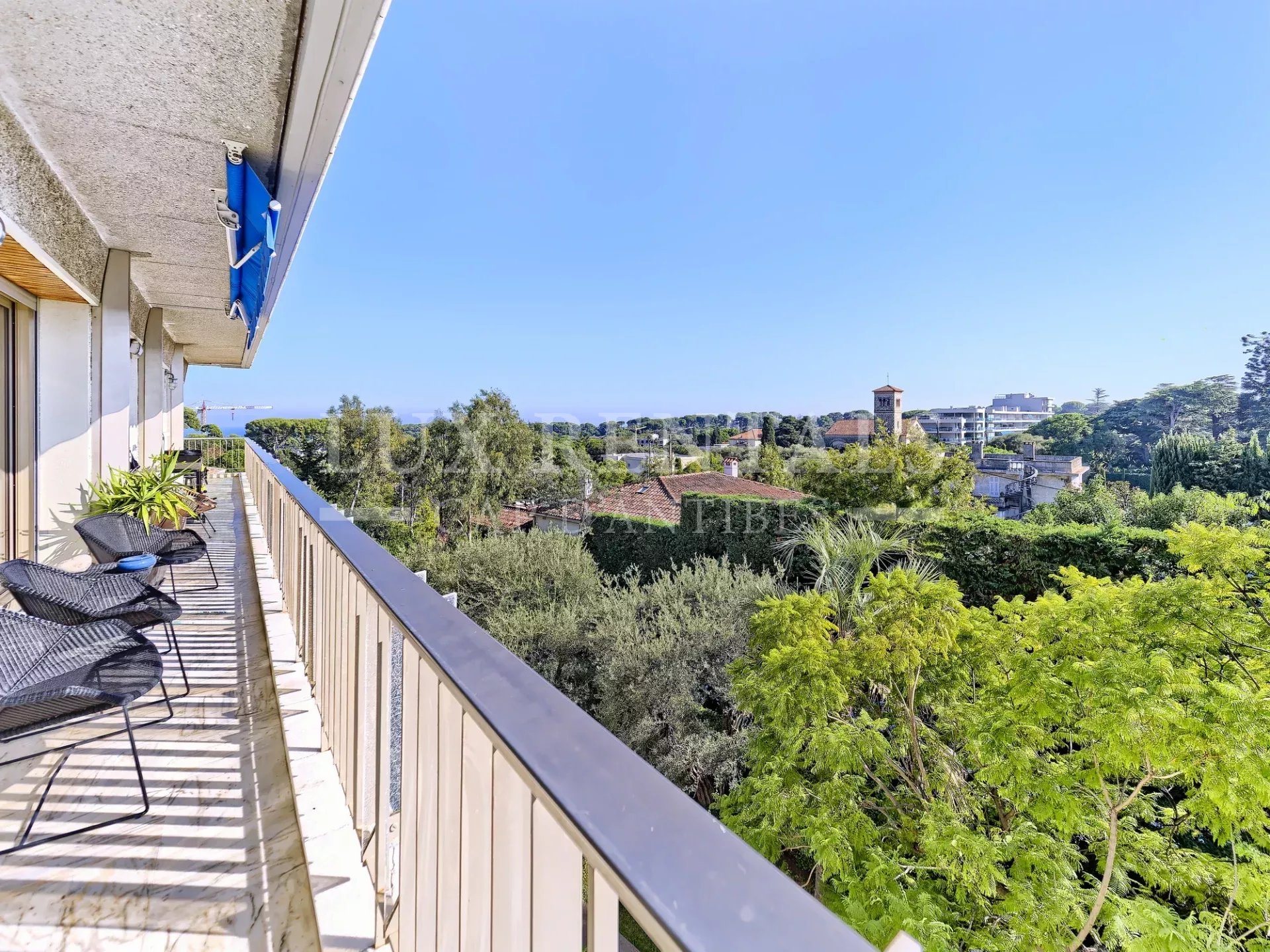 Apartment with sea view on last level