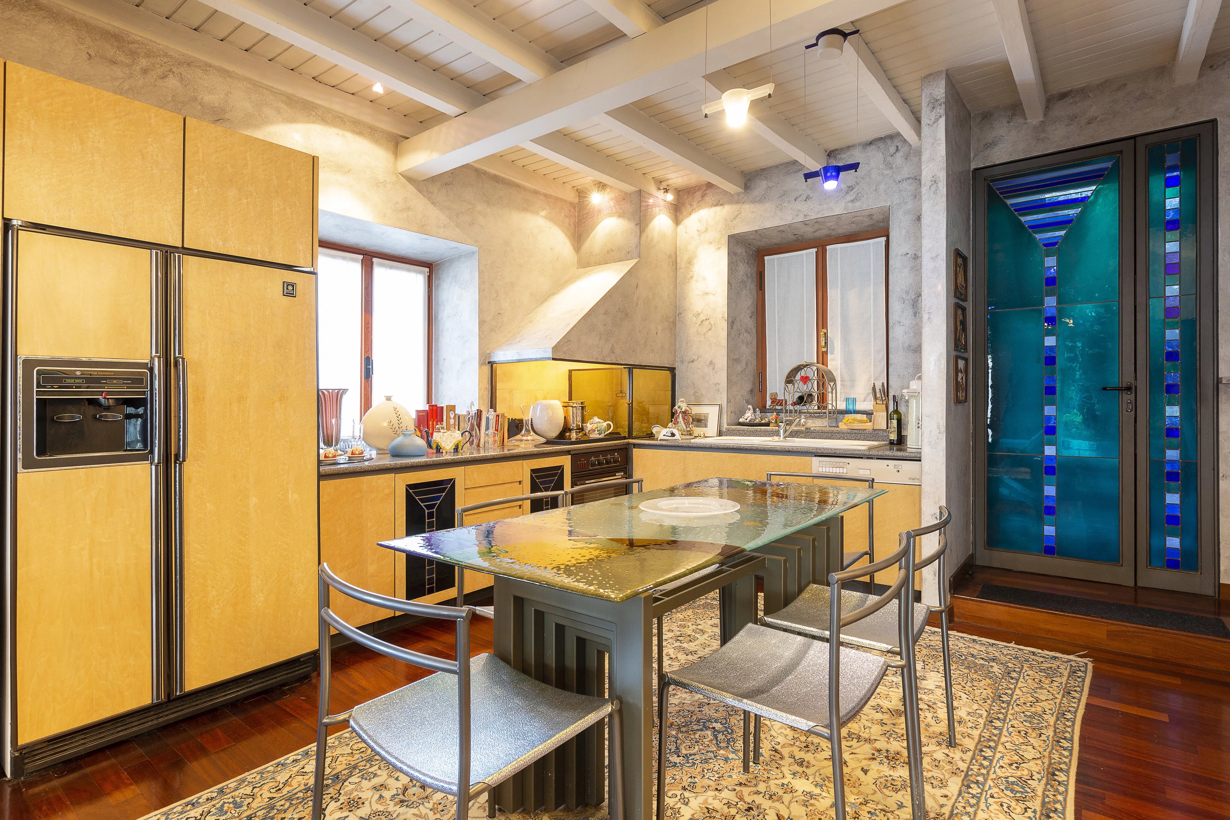 Portion of Villa, pied à l'eau, for sale in Como, on the Lake. - picture 18 title=