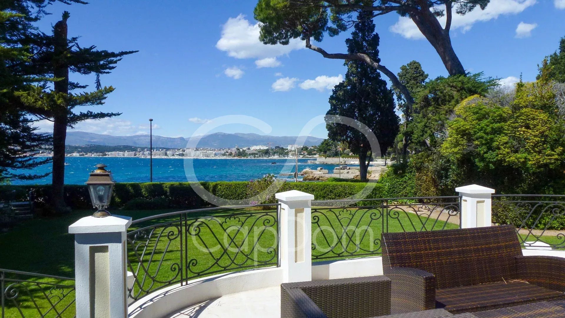 Spacious waterfront Belle Epoque villa in a magnificent park in Cap d'Antibes - waterfront