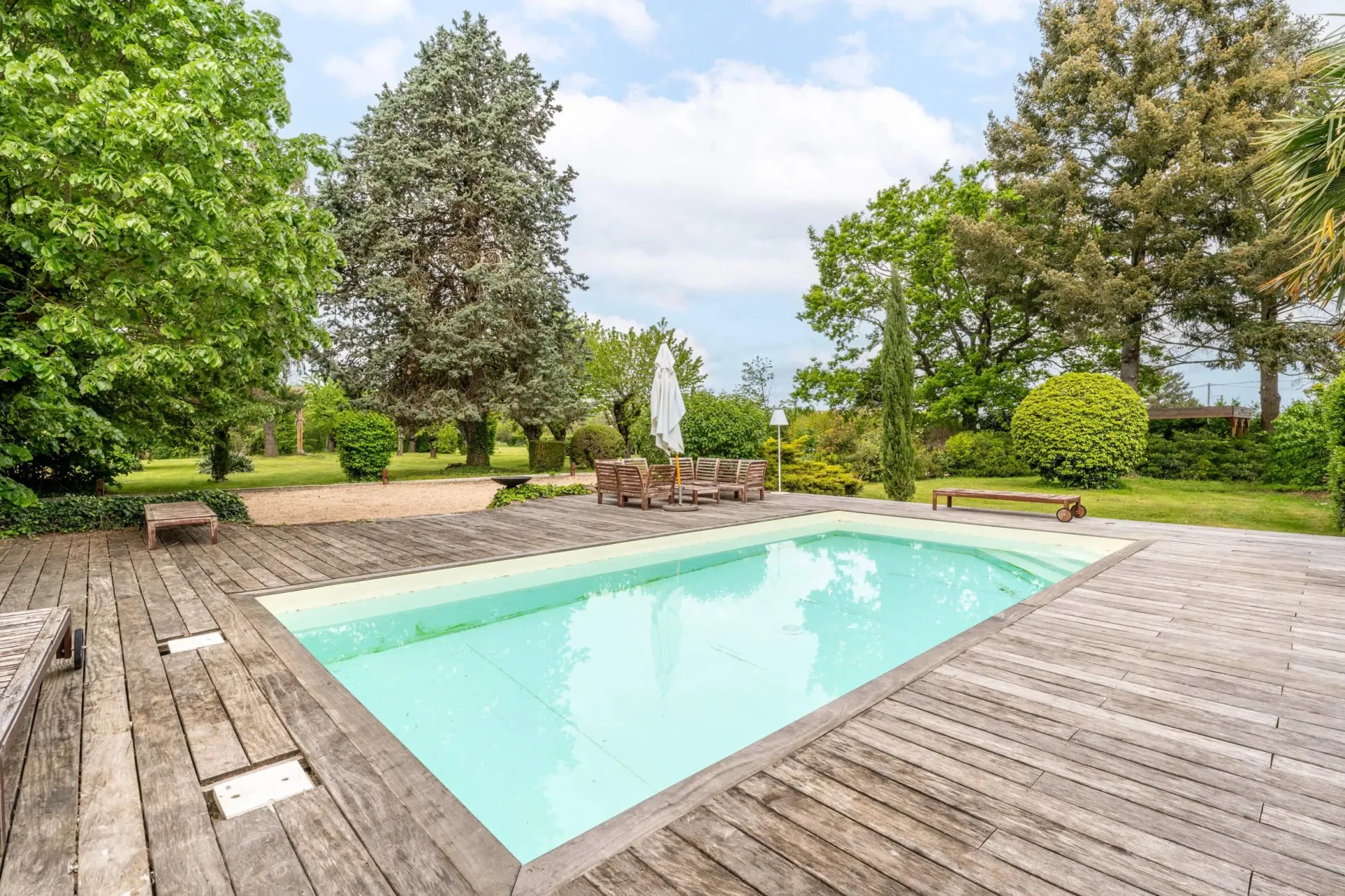 Propriété de 240 m² à Lucenay avec piscine et parc