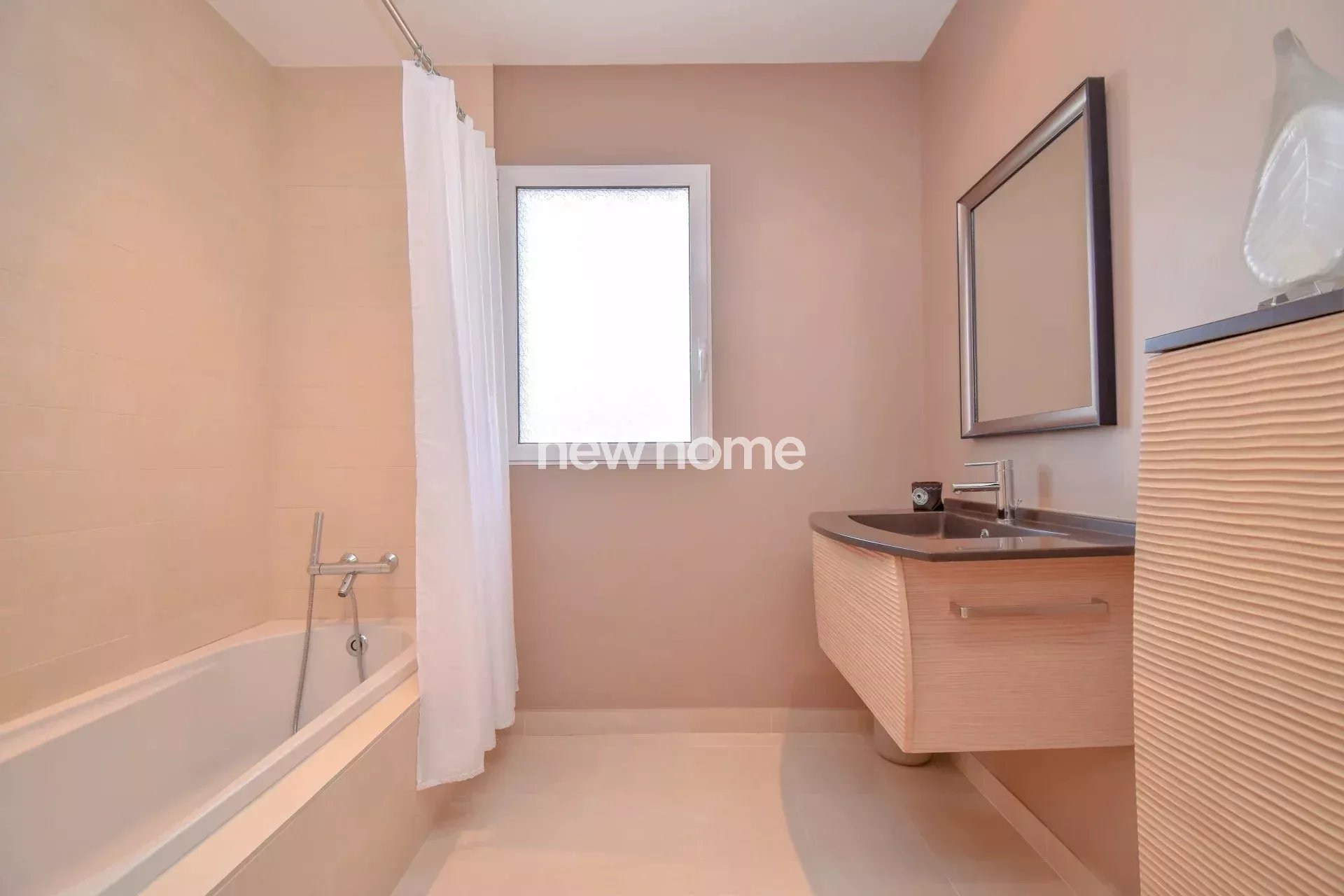 Magnifique villa de 220 m² avec tout le confort moderne à pied du village de Lorgues