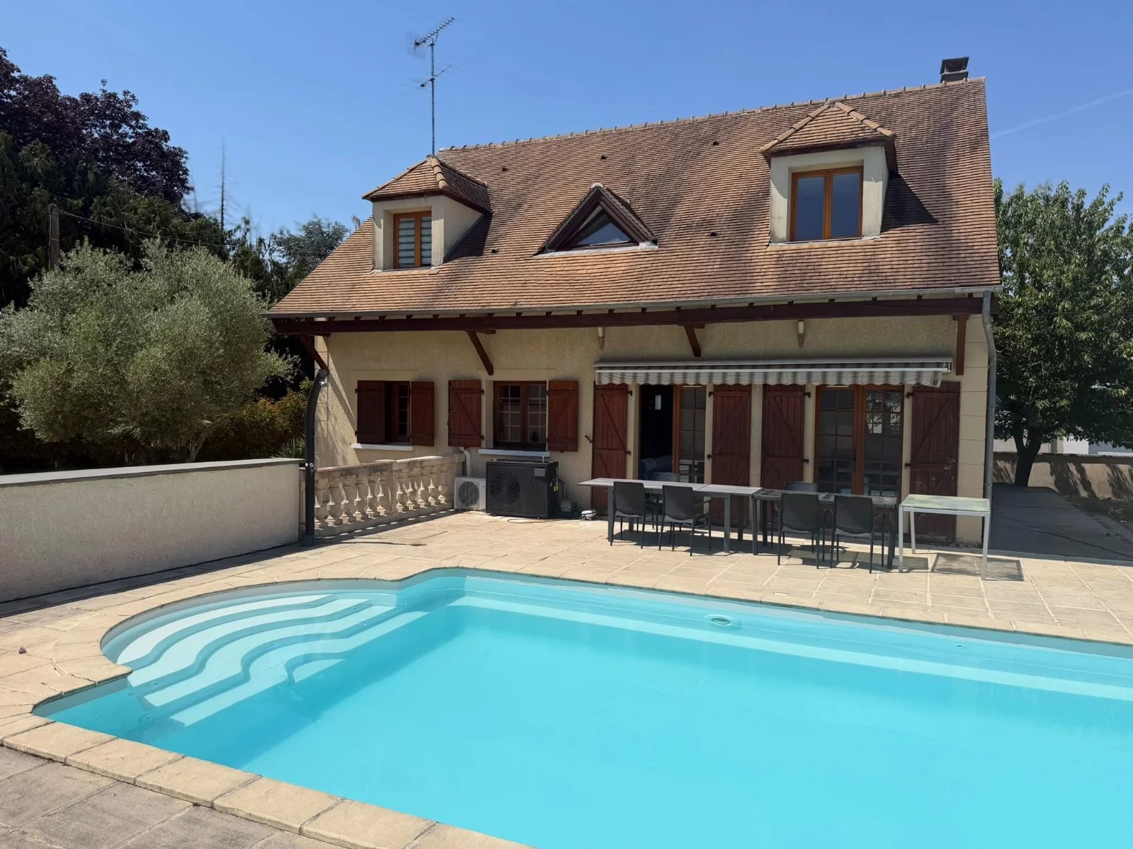 Maison familiale avec piscine à Treuzy-Levelay - Image Array