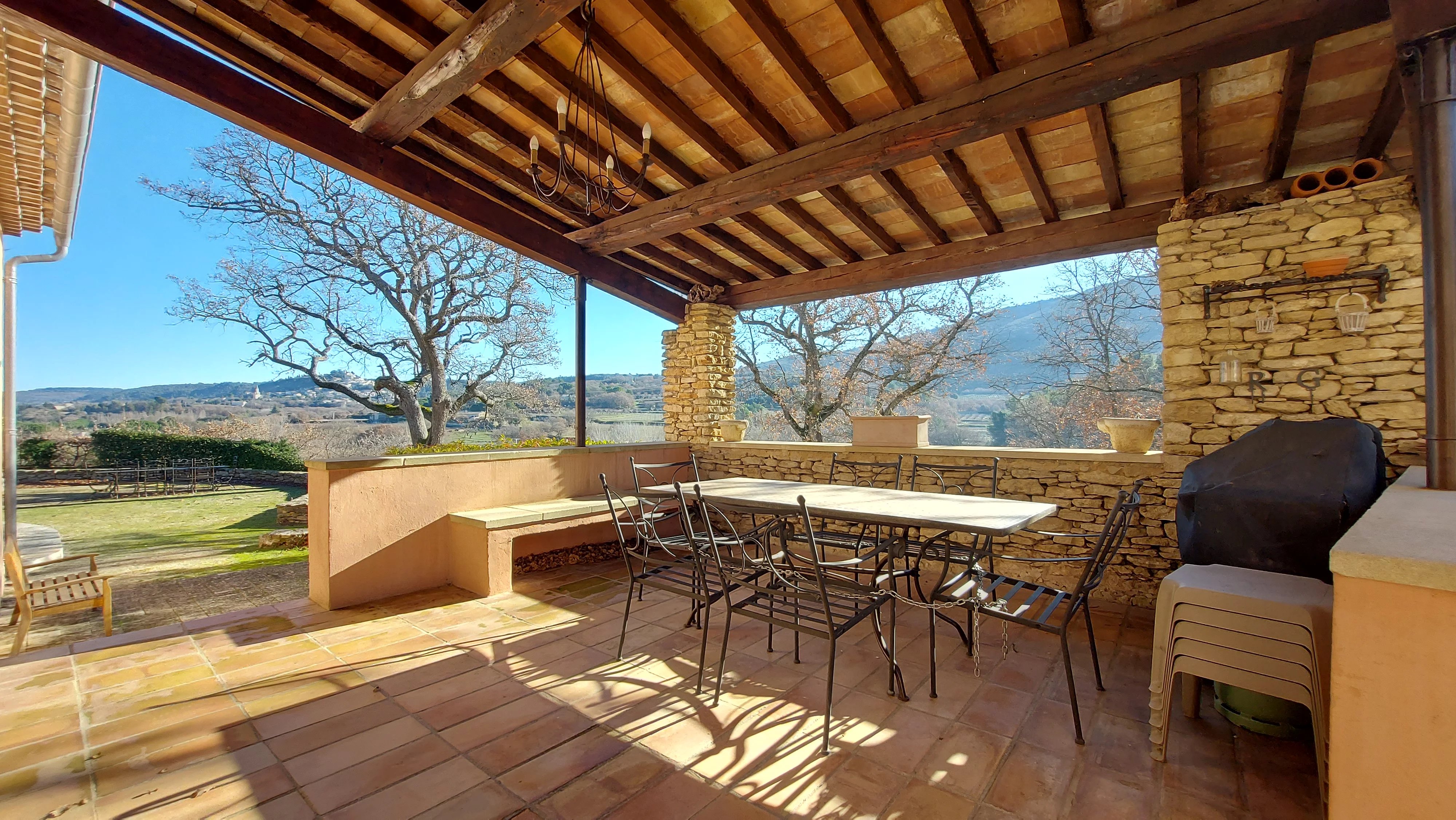Property with Panoramic Views in the Heart of the Luberon