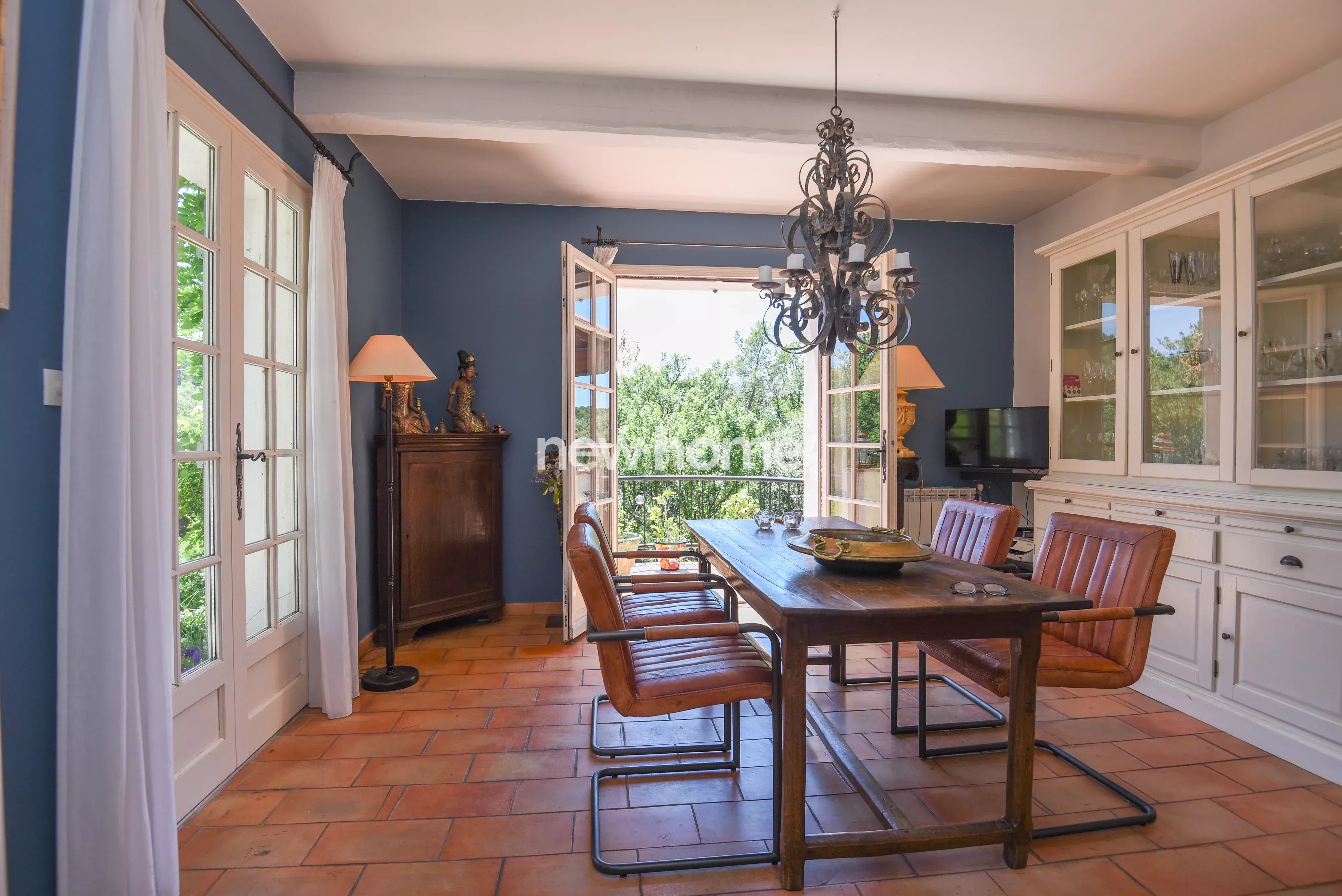 Maison spacieuse sur un terrain vaste et arboré