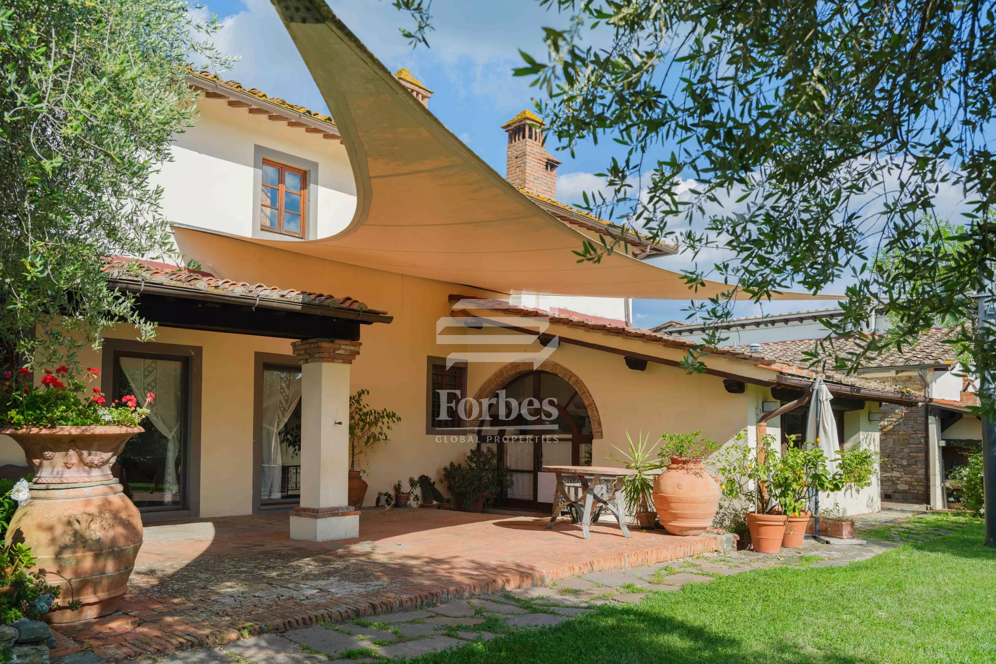 Farmhouse for sale in Tuscany, just minutes from Florence