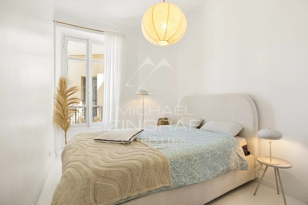 Apartment for sale in Nice — Carré d'Or – Exceptional Top-Floor Apartment with Lateral Sea Views and Unique Charm