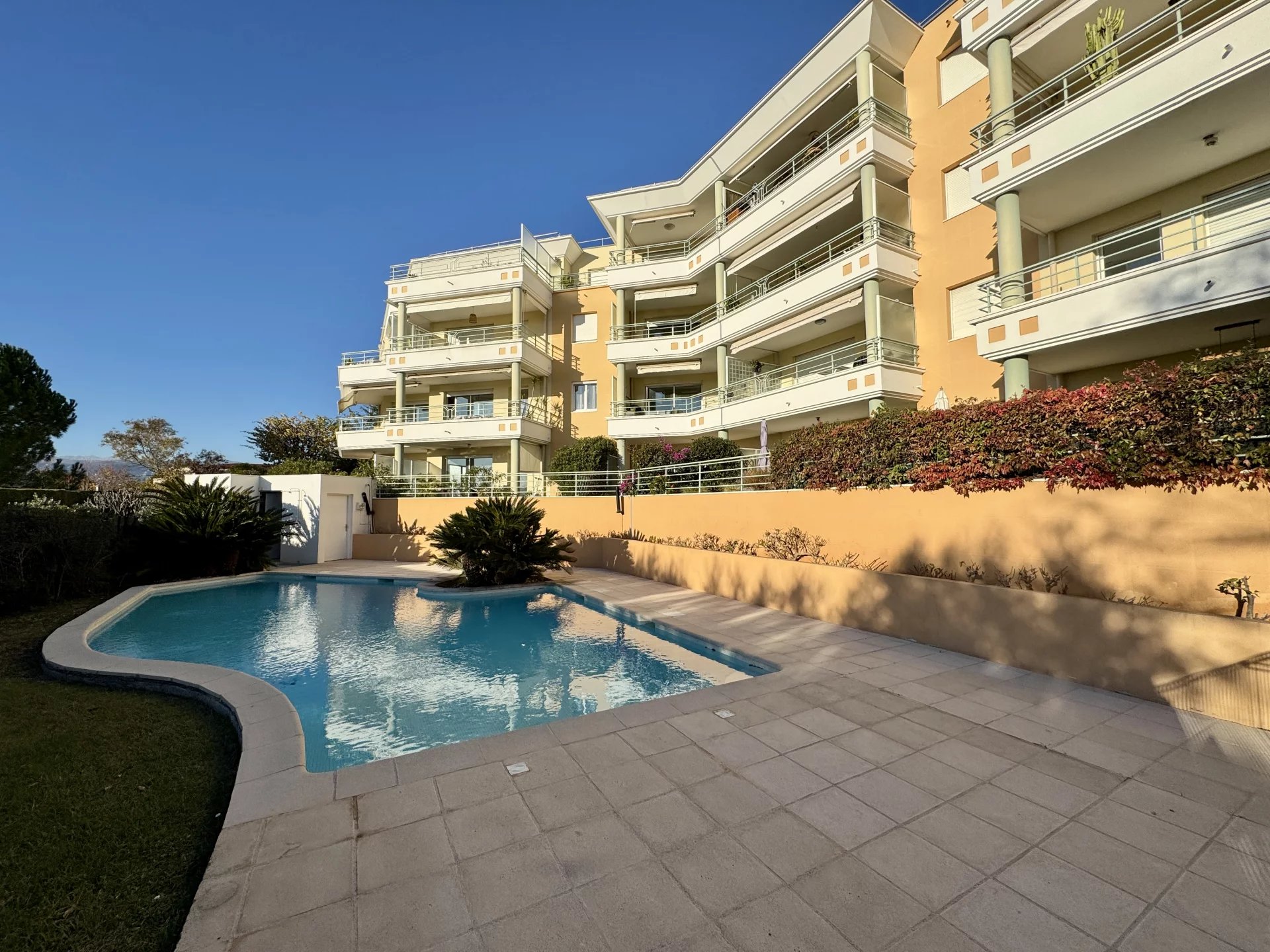 CORNICHE FLEURIE - 3 PIECES - 2 TERRASSES - GARAGE