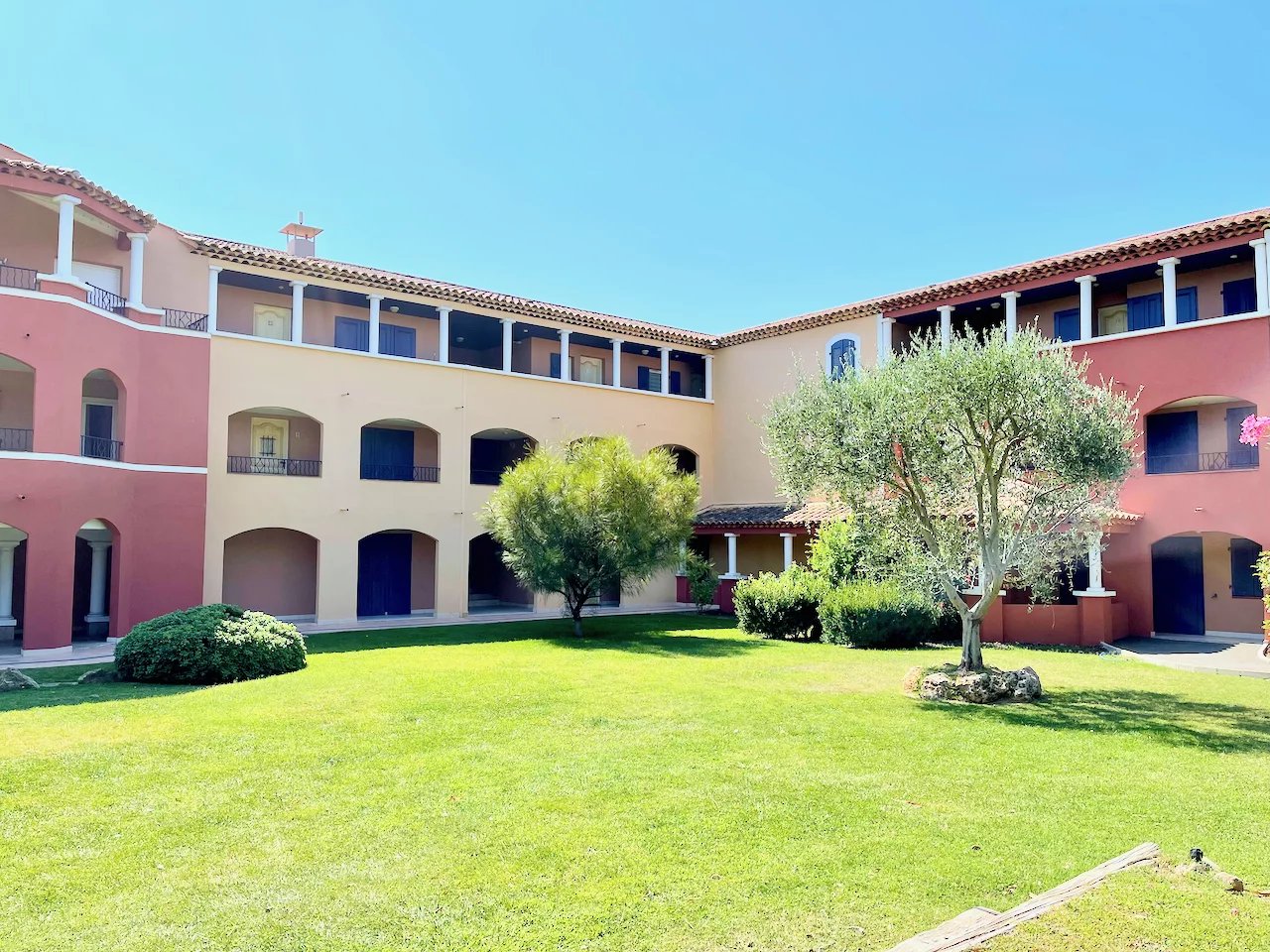 Roquebrune-sur-Argens | 3-room apartement with loggia overlooking a beautiful garden.