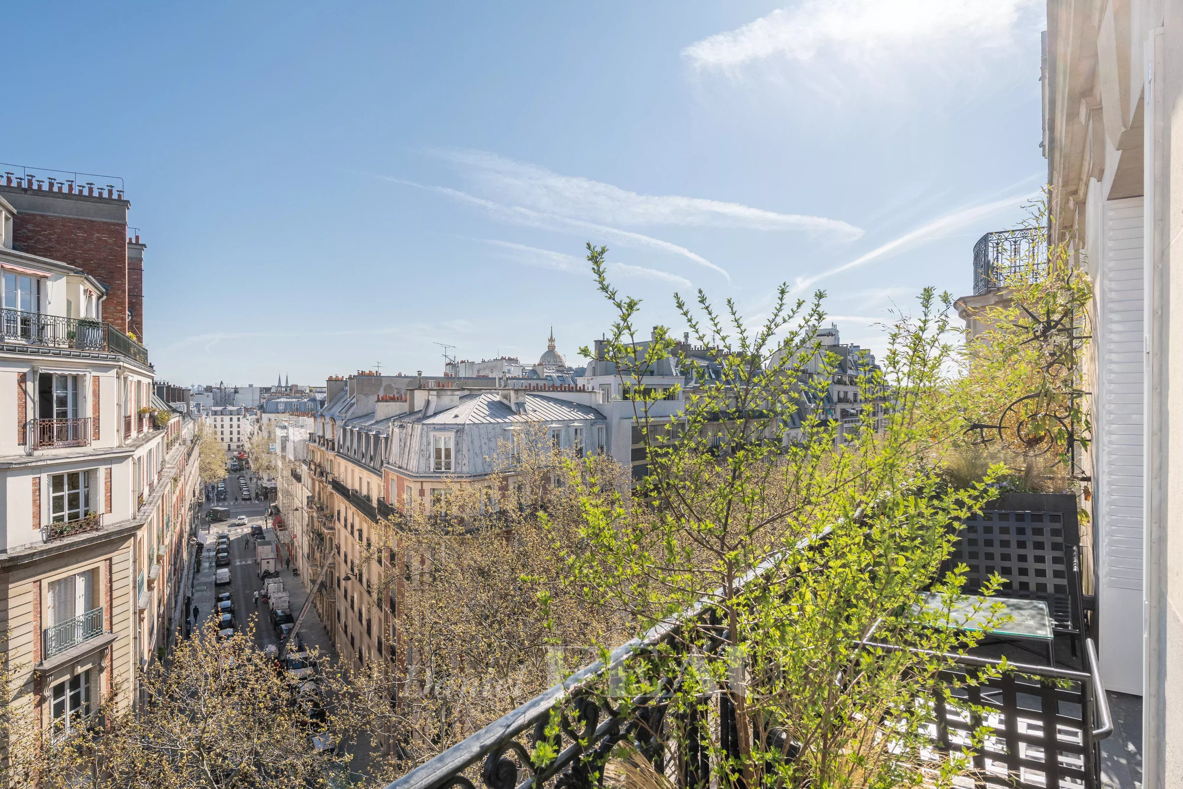 Paris 7th District – An meticulously renovated apartment with terraces