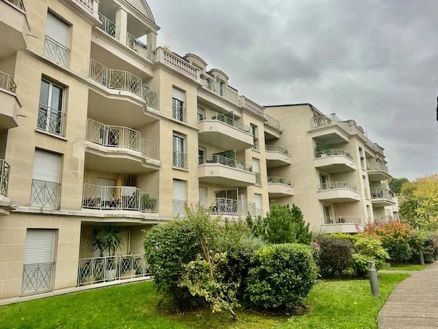 STUDIO TERRASSE VUE JARDIN AVEC PARKING.